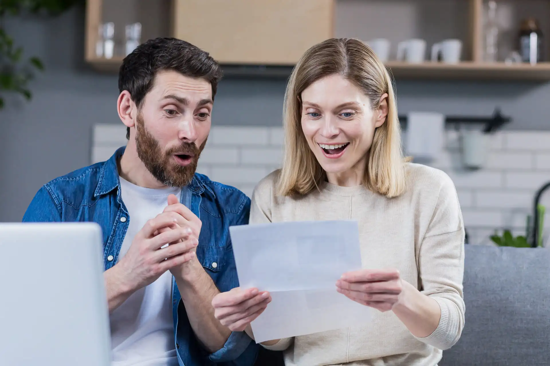 Una pareja feliz porque han cancelado todas sus deudas
