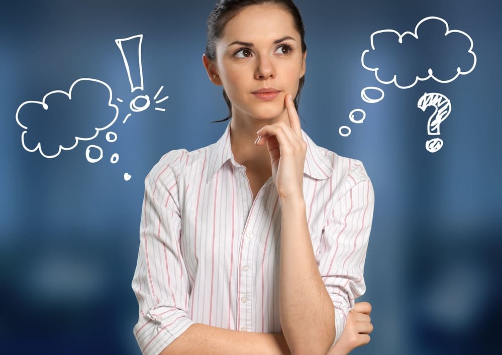 Una mujer pensando en las ventajas y desventajas de la Ley de Segunda Oportunidad